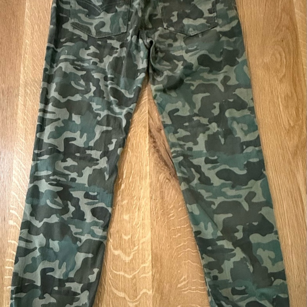 🆕 Levi's Green Camouflage Girls Joggers - Picture 2 of 4